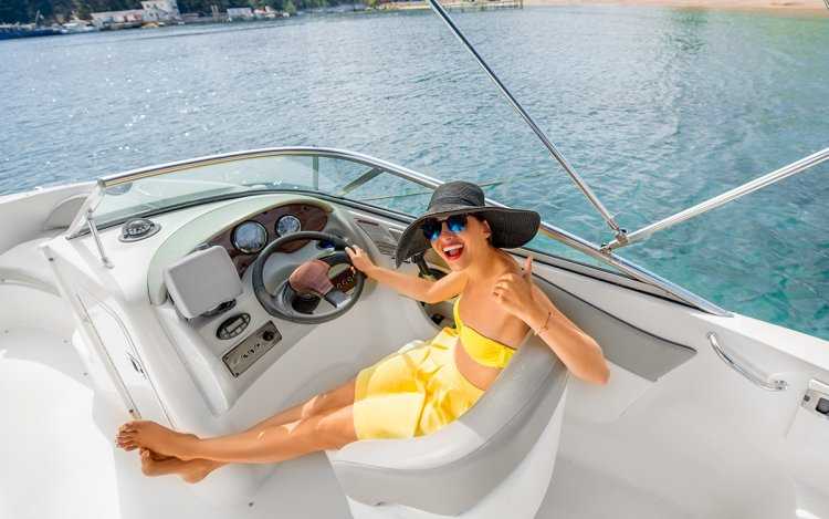 Женщина на катере