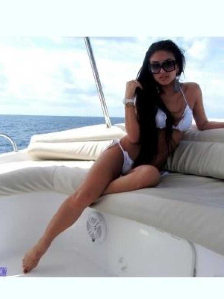 Девушка на яхте в очках брюнетка