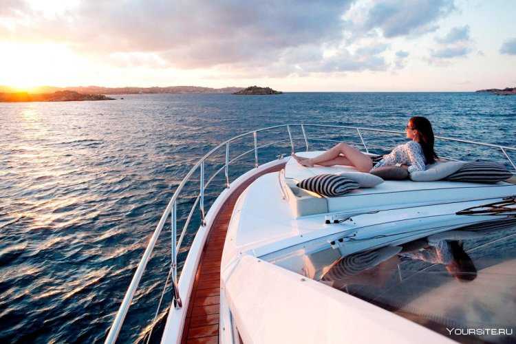 Девушка на яхте со спины