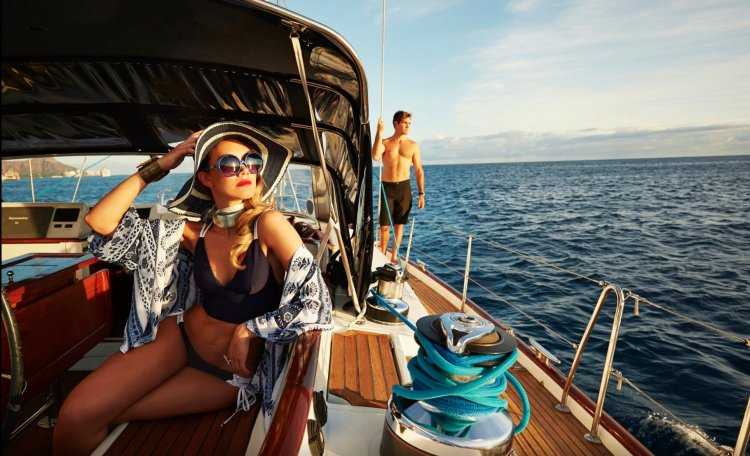 Девушки отдыхают на яхте