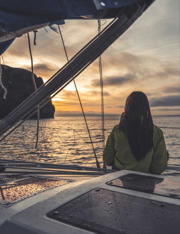 Девушка на яхте со спины