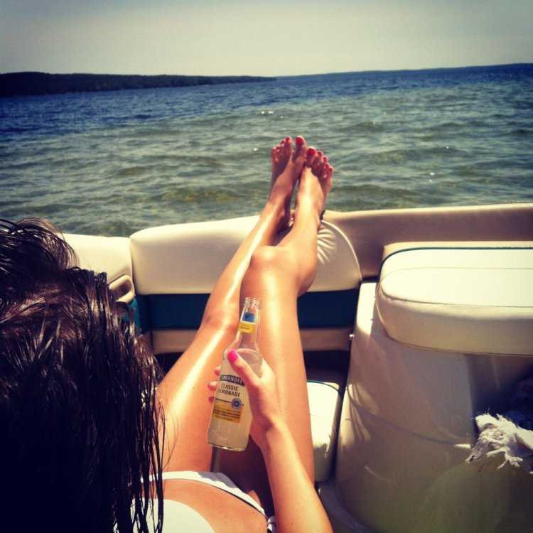 Девушка брюнетка на яхте