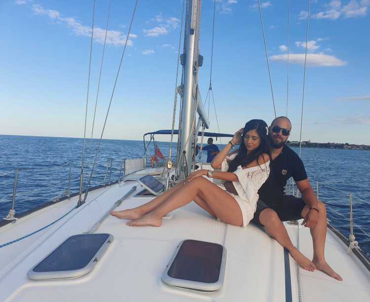 Брюнетка на яхте фотосессия