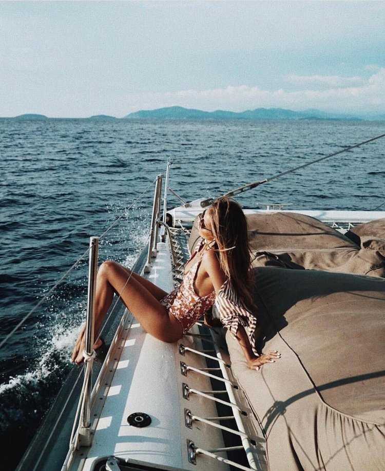 Девушка на яхте