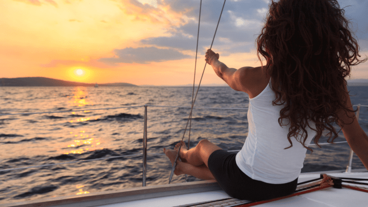 Девушка на яхте со спины