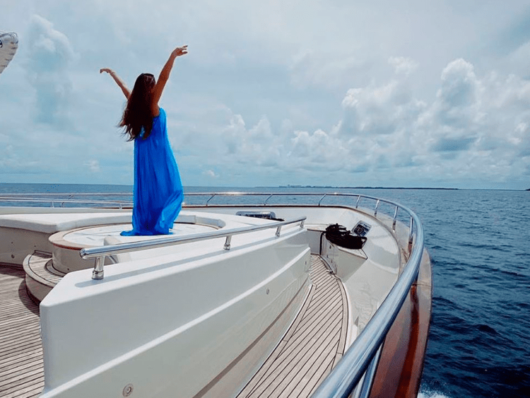 Девушки со спины на яхте в длинном платье