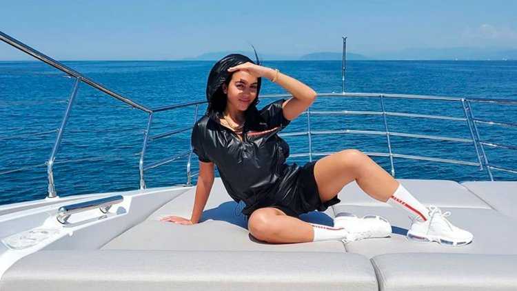 Картинка брюнетка на яхте