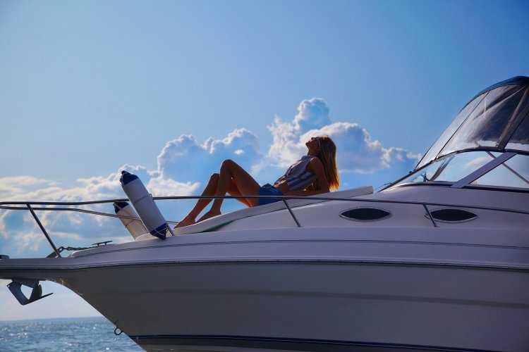 Рыжая девушка на яхте