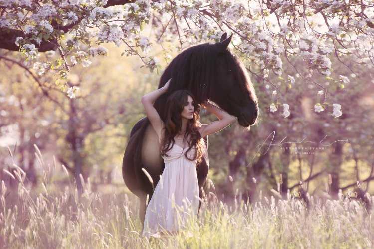 Темноволосая девушка на коне