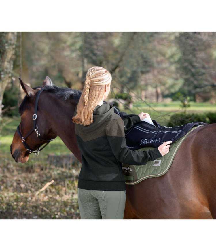 Блондинка на лошади со спины