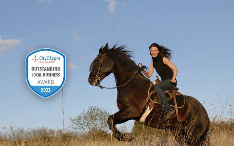 Девушка поднимает лошадь