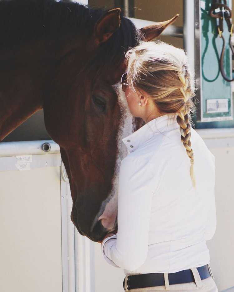 Блондинка на лошади со спины