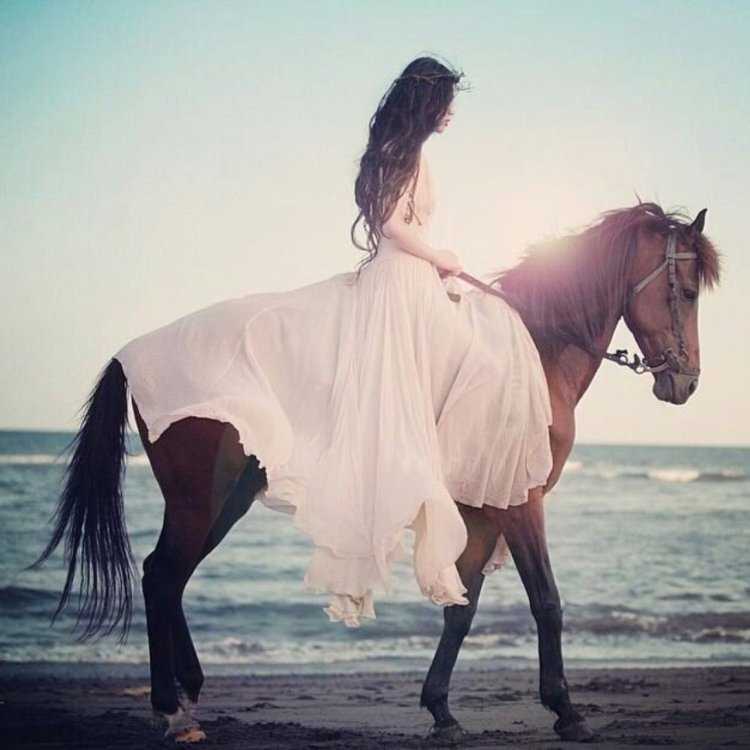 Пенелопа Круз на коне