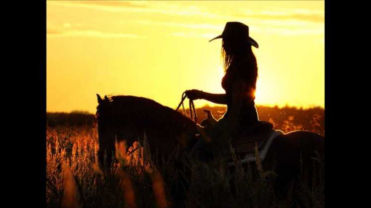 Девушка на коне в шляпе