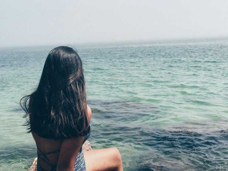 Брюнетка на фоне моря без лица