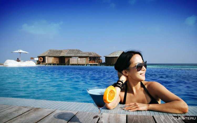 Девушка в очках на пляже