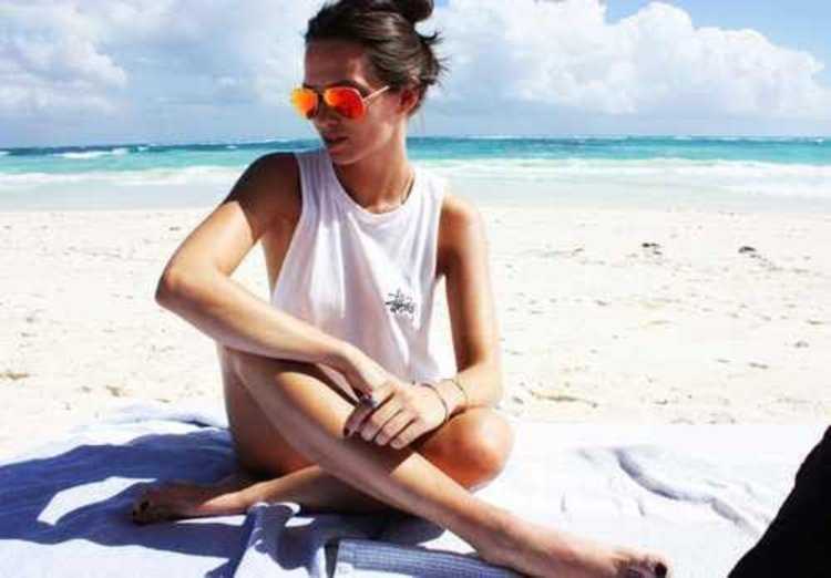 Девушка в очках на море