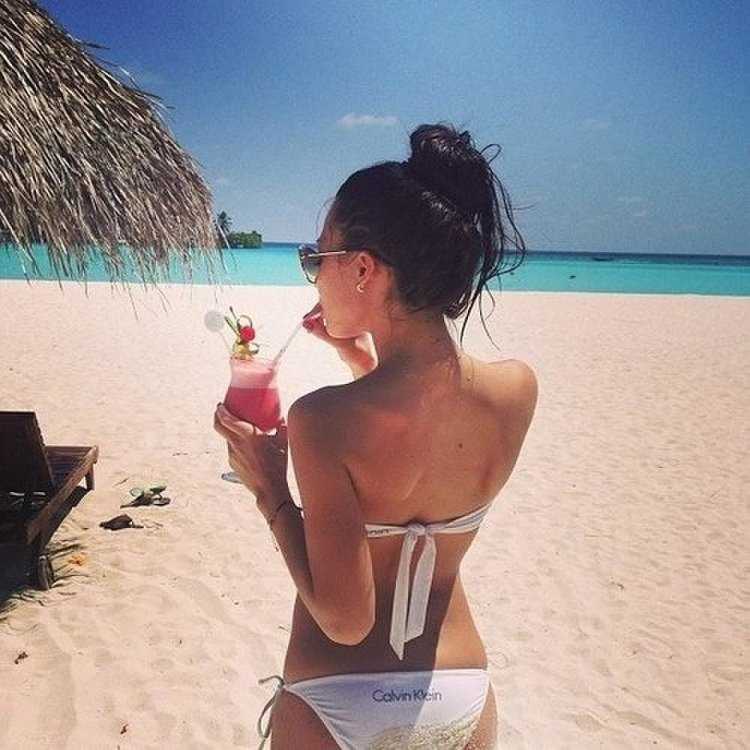 Брюнетка с челкой на пляже