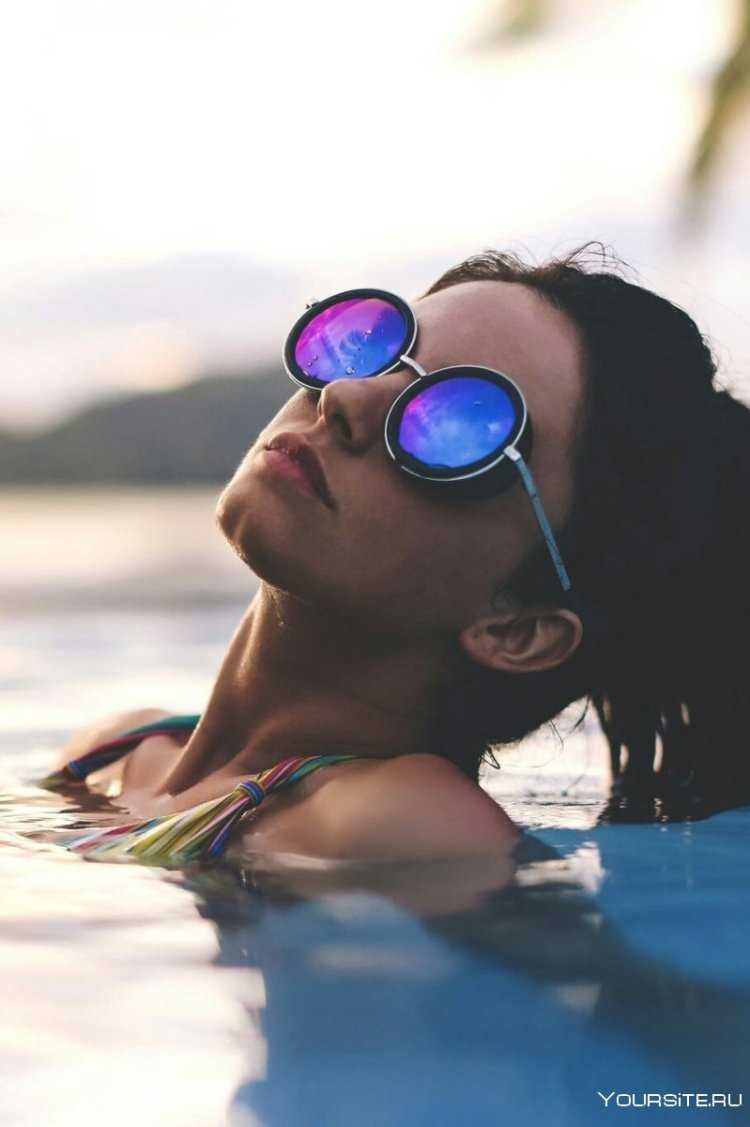 Красивые девушки в очках от солнца