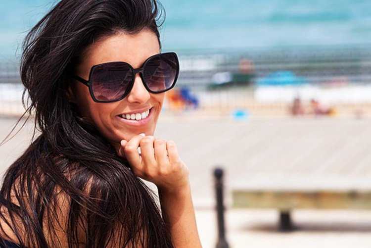 Брюнетка в солнцезащитных очках