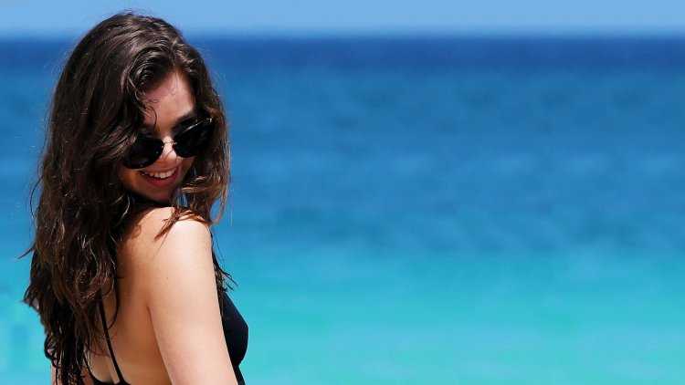 Девушка в солнечных очках