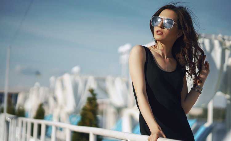 Брюнетка в темных очках