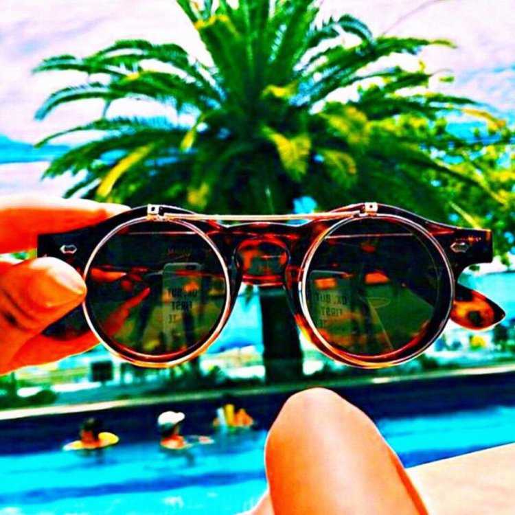 Девушка в очках на пляже