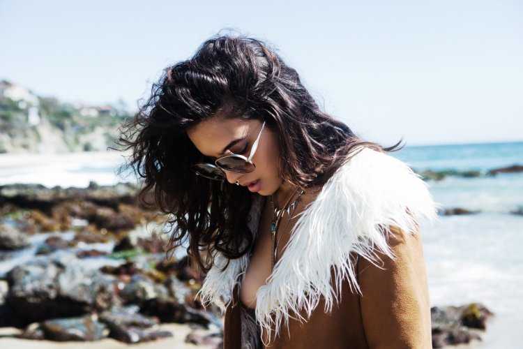 Брюнетка на море