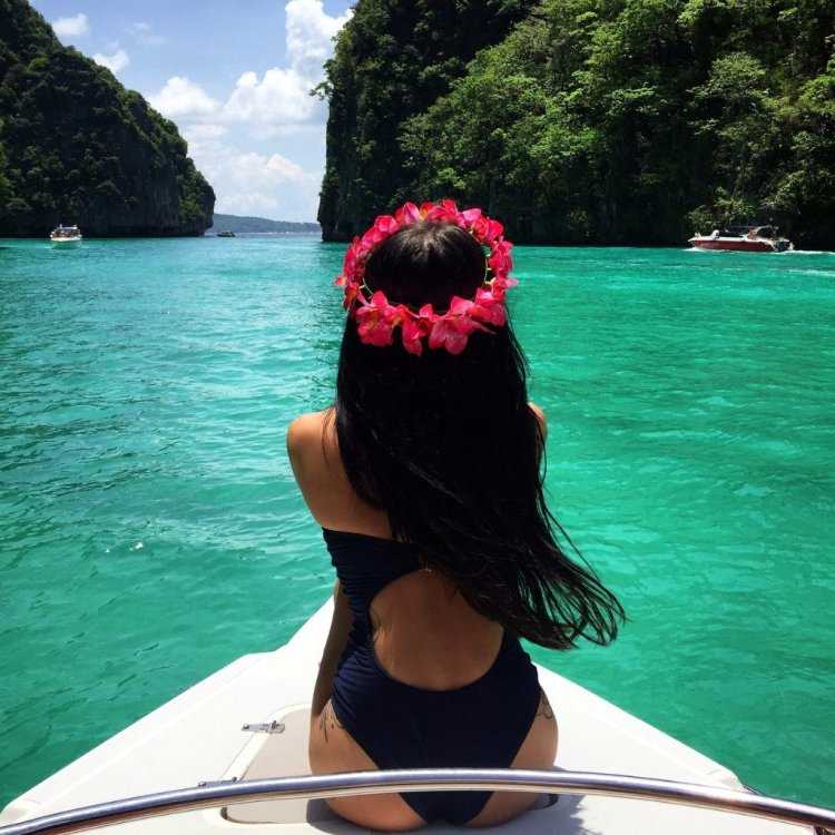 Брюнетка на море