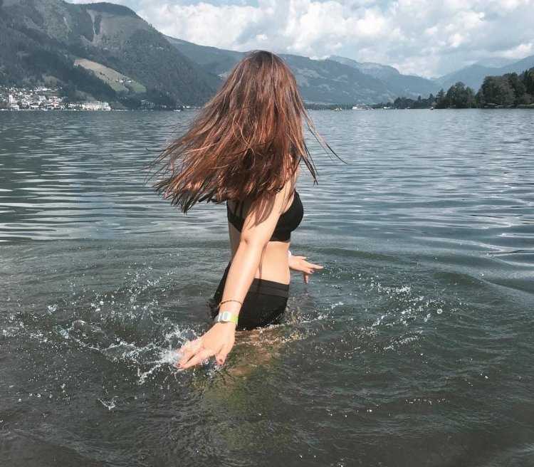 Девушка на речке без лица