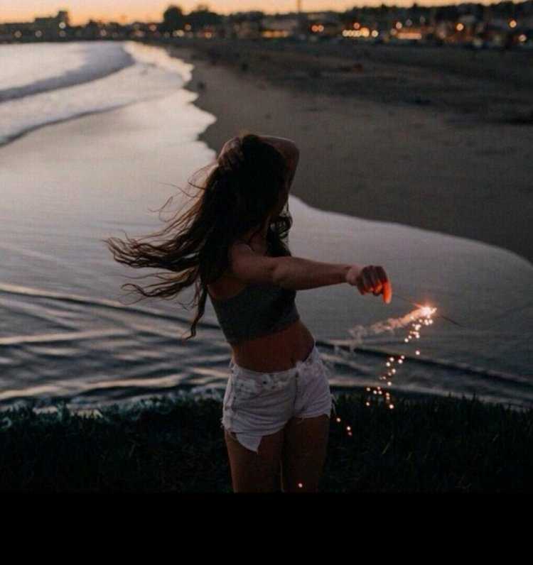 Брюнетка летом без лица