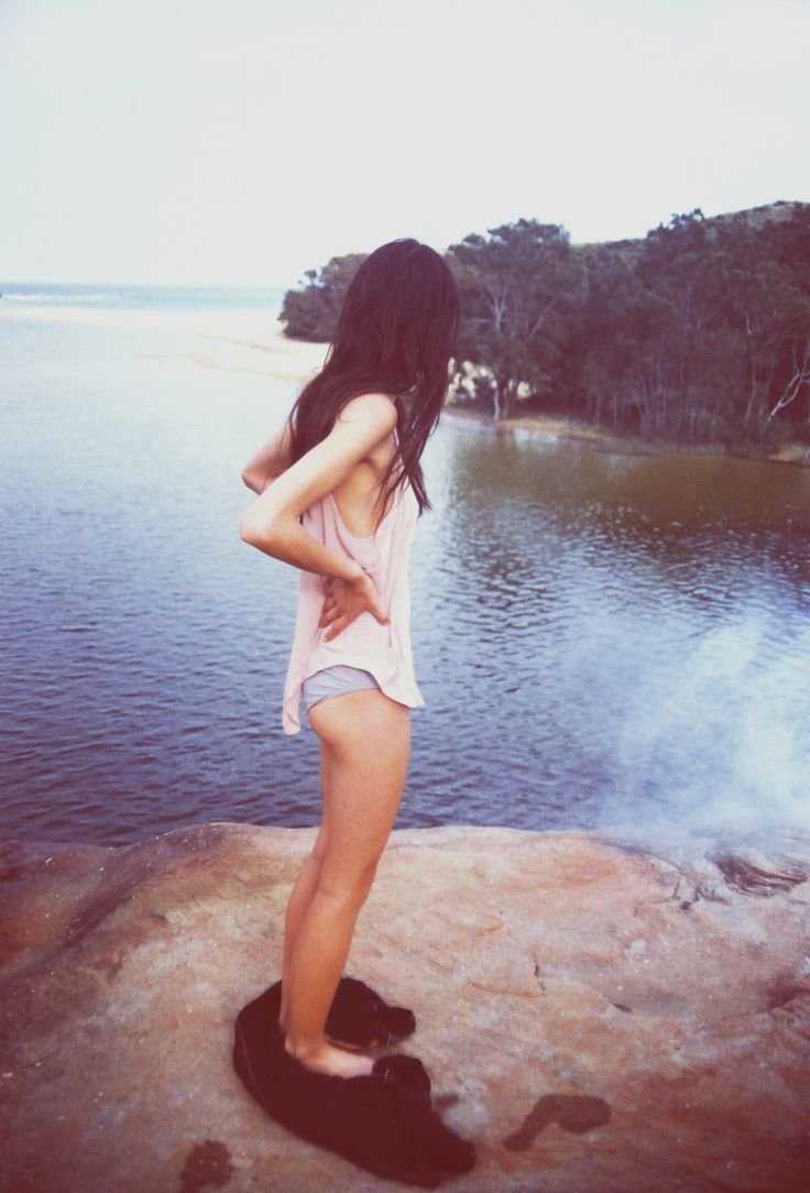 Девушки 14 лет на озере