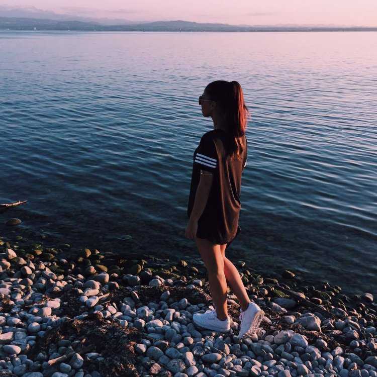 Сохры девушек без лица на море