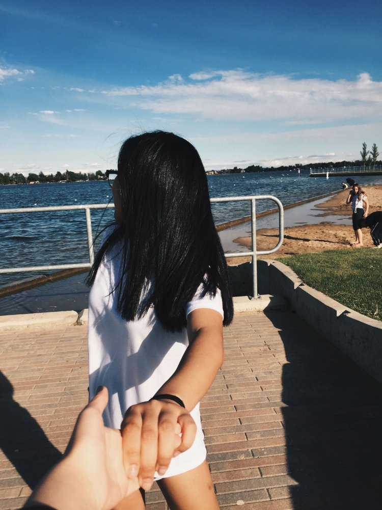 Девушка с чёрными волосами летом