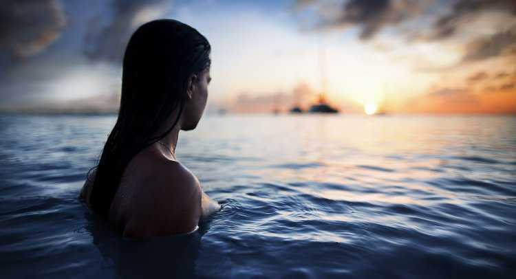 Девушка выходит из воды