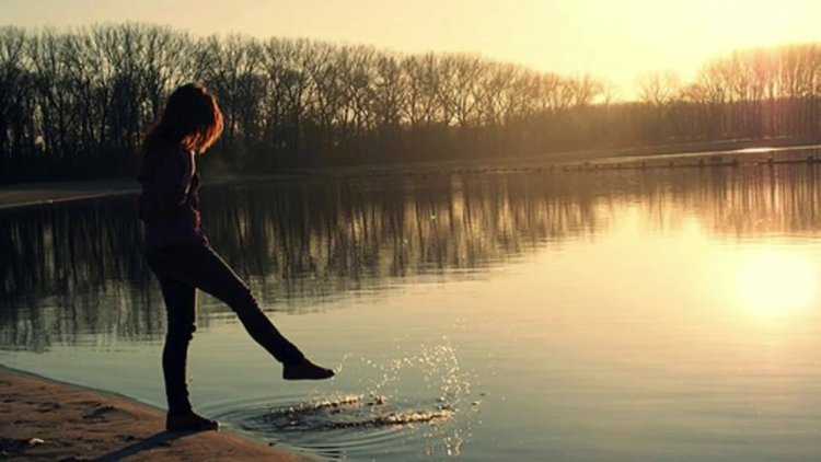 Девушка с каре на озере