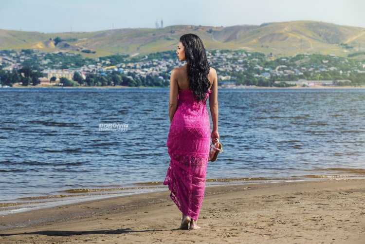 Купаться в море в красивом платье