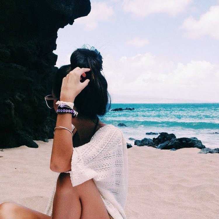 Брюнетка на пляже в платье28