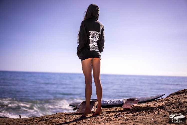 Девушка снимает платье на пляже