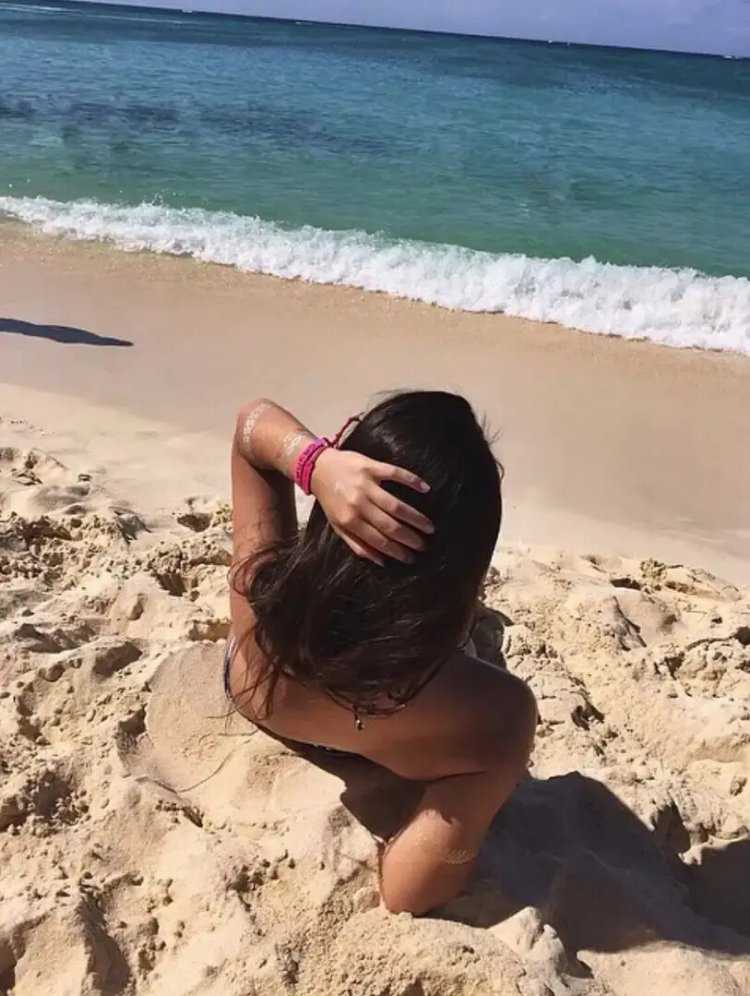 Брюнетка на море