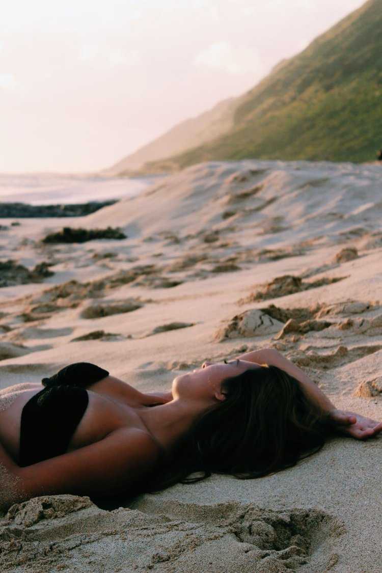 Девушка брюнетка на море