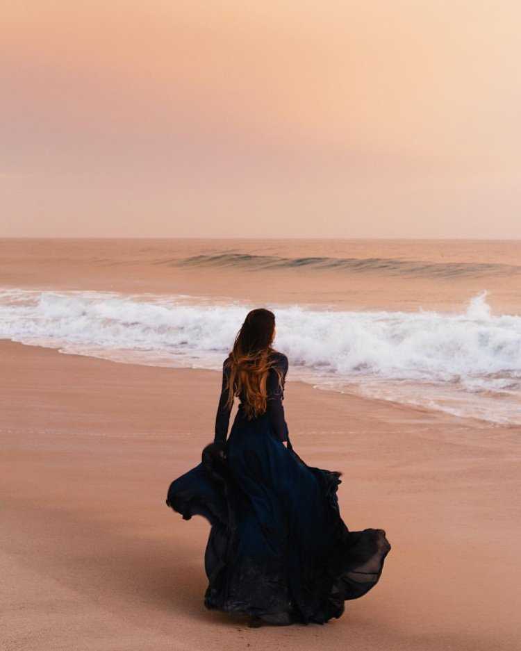 Девушка в платье на море