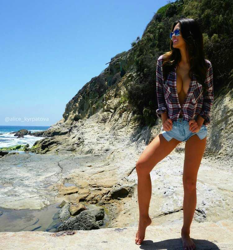 Девушка в шортах на пляже