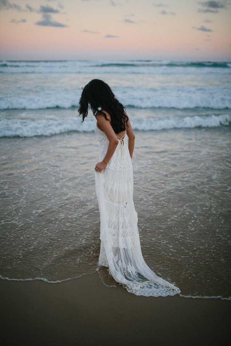 Девушка в длинном платье со спины