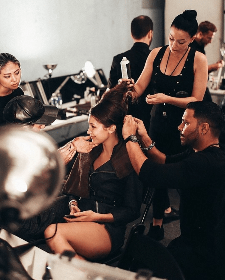 Походка модели на подиуме