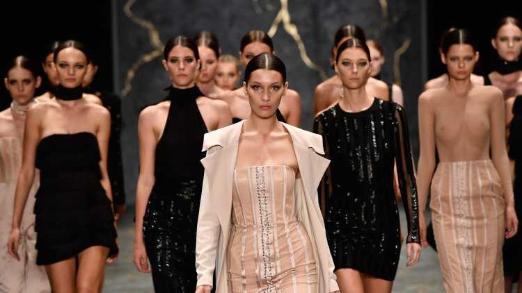 Ирина Шейк на подиуме