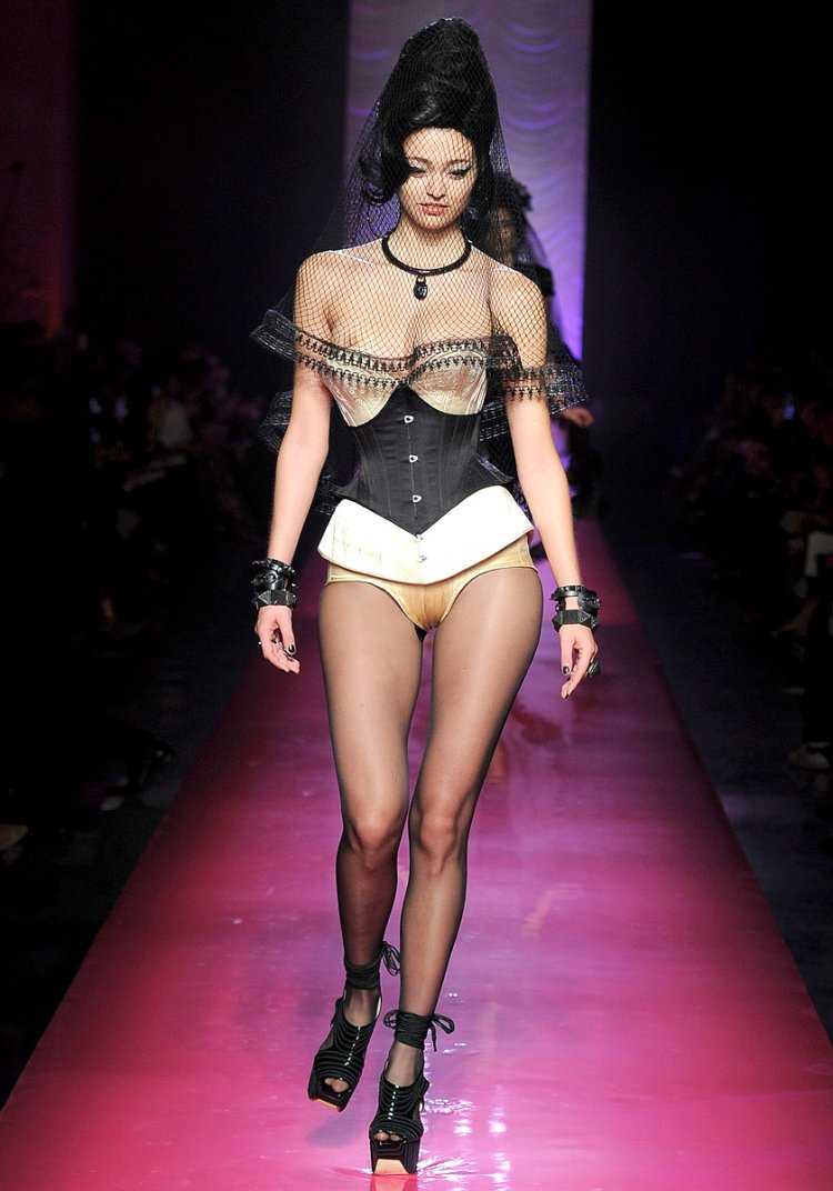 Белла Хадид на подиуме