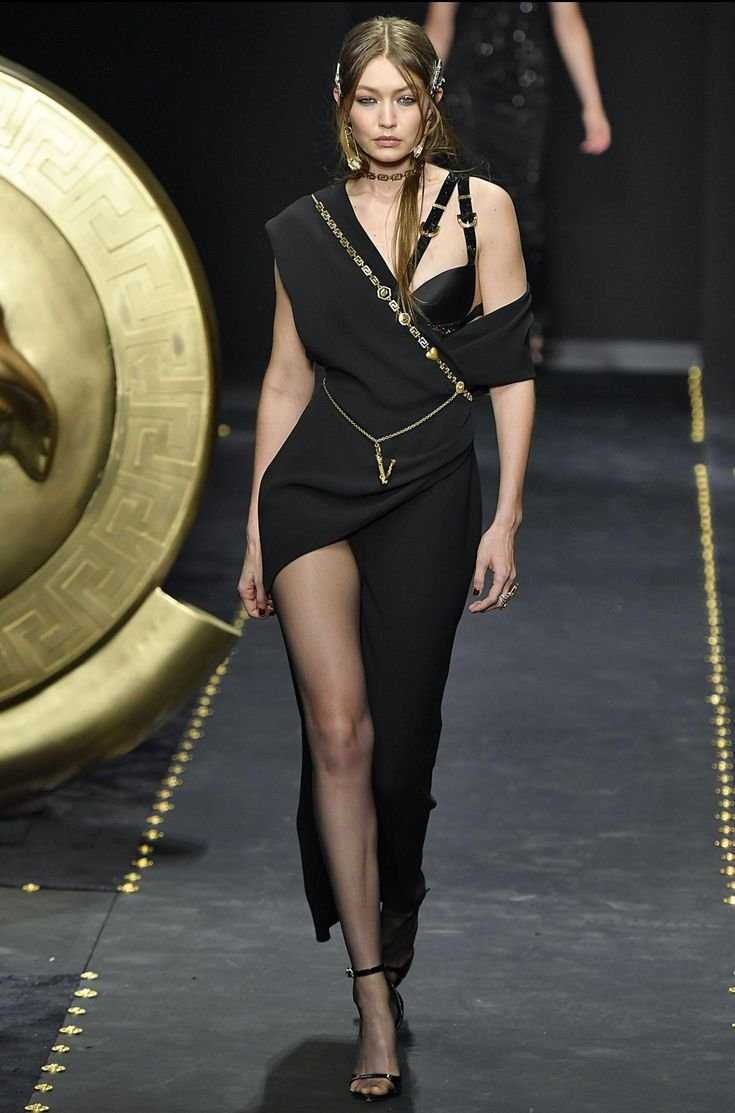 Алина Болотина подиум