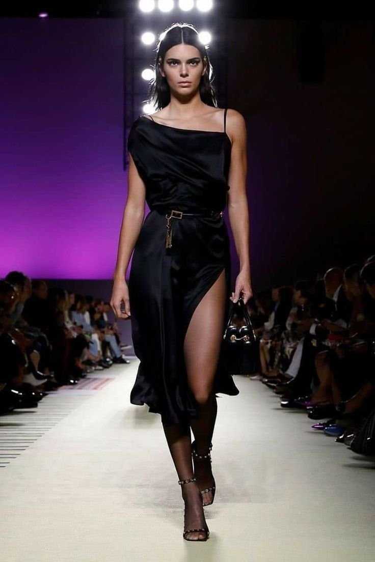 Ирина Шейк на показе Версаче 2022