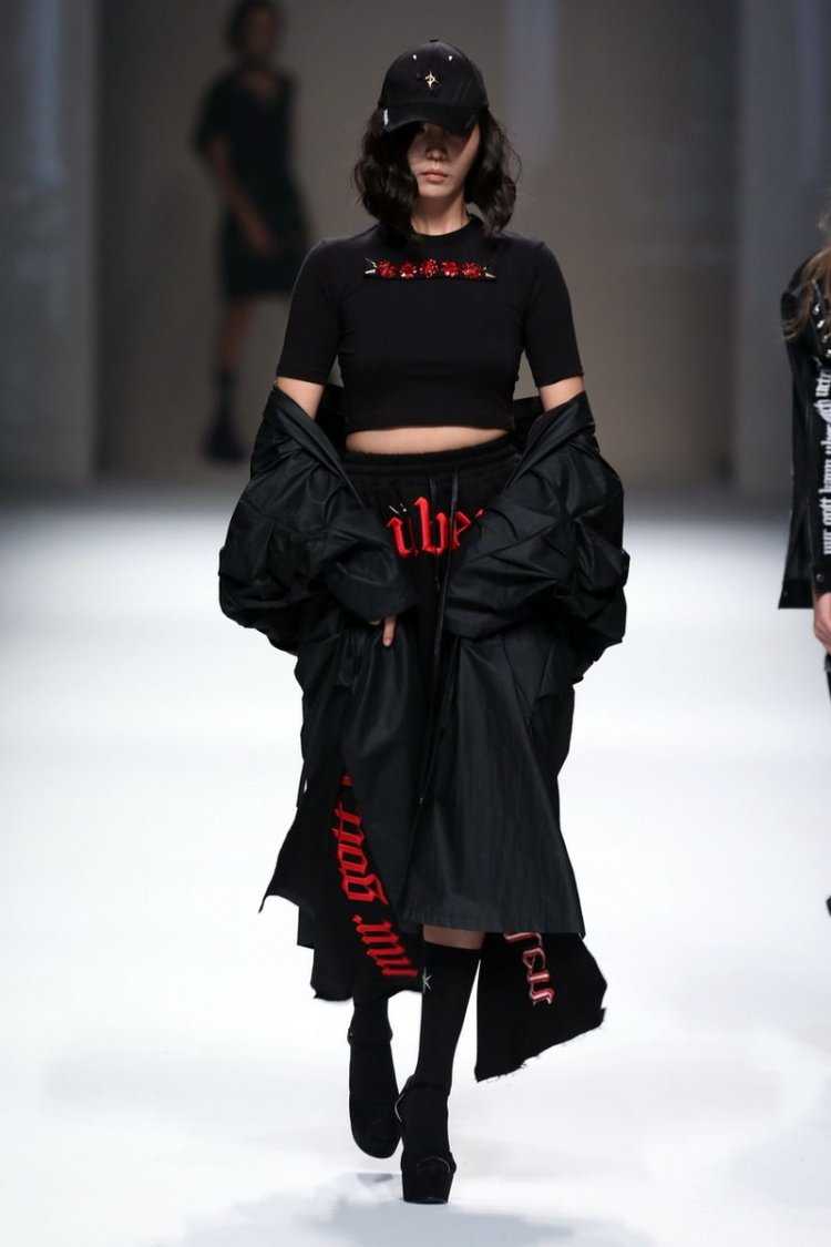 Девушка на показе мод